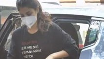 Rhea Chakraborty की टी-शर्ट पर लिखा है ये खास मैसेज क्यों हो रहा वायरल ?  | FilmiBeat