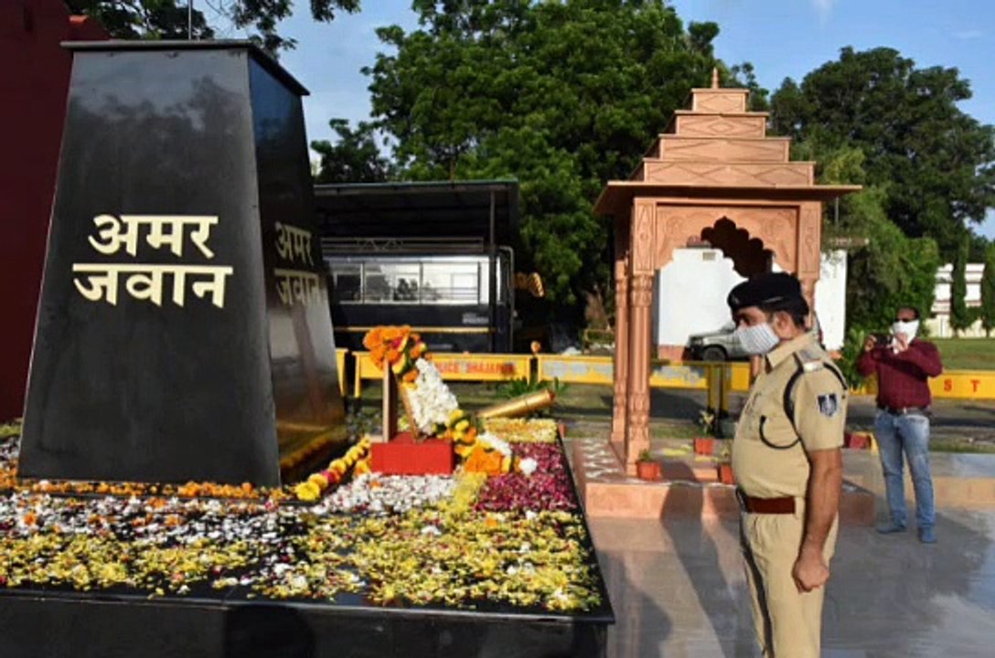 पुलिस लाइन में स्व. अरुण बघेला को श्रद्धांजलि दी, परिजनों को सहायता राशि भी दी