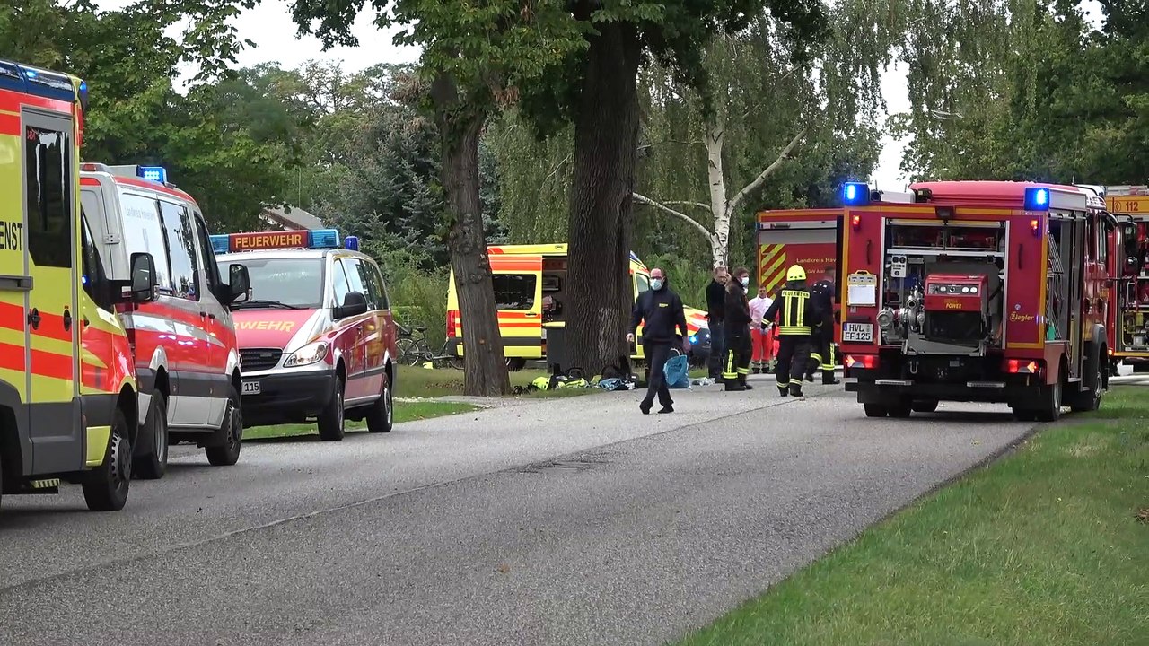 Dachstuhl von Einfamilienhaus durch Feuer in der Gemeinde Pessin zerstört worden, B 5 mehrere Stunden gesperrt