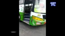 Un bus se accidente en Quevedo, el automotor se quedó sin las llantas traseras