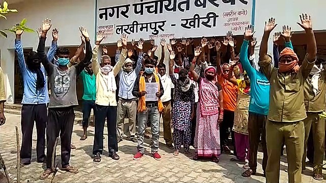 ठेका सफाई कर्मचारियों की नगर पंचायत में वापसी न होने पर कर्मचारियों ने ईओ को सौंपा ज्ञापन