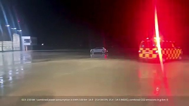 إيلون ماسك يقود سيارة فولكس فاجن الكهربائية