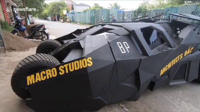 Des étudiants vietnamiens construisent une Batmobile plus vraie que nature