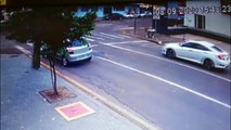 Câmera flagra carro trocando de faixa e colisão na Rua Minas Gerais