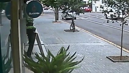 Novas imagens registram colisão entre moto e Honda Civic no Centro