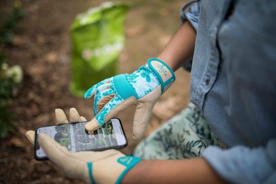 Digz Washable Garden Gloves Are Raking in the 5-Star Amazon Reviews