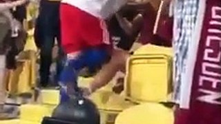 Il calciatore sale in tribuna e aggredisce il tifoso di casa