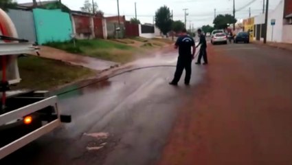 Com Região Norte sem água, rua é lavada e morador questiona atitude da Sanepar