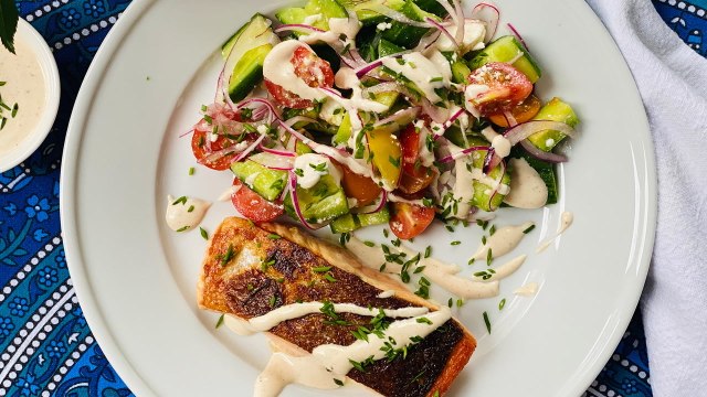 How to Make Crispy Salmon With Cucumber-Tomato Salad and White Barbecue Sauce