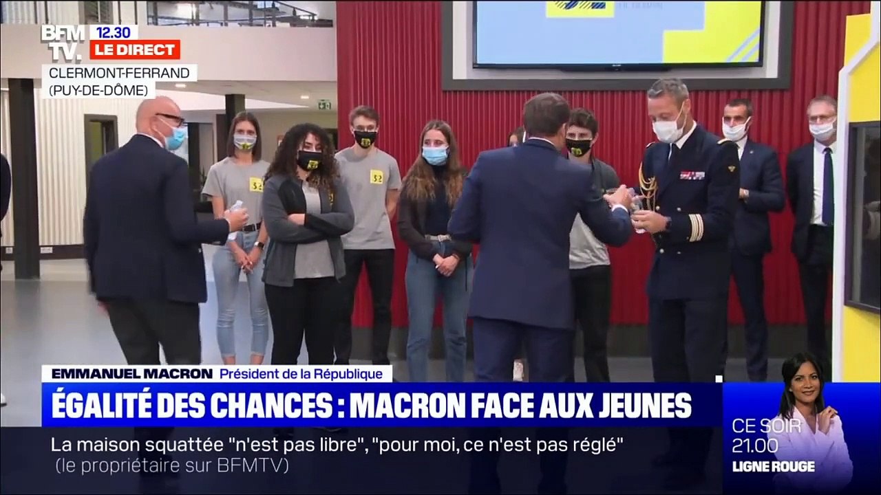 [VIDEO] Quand Macron tousse et s'étouffe avec son masque à Clermont-Ferrand : "Je pense m'étouffer avec ça"