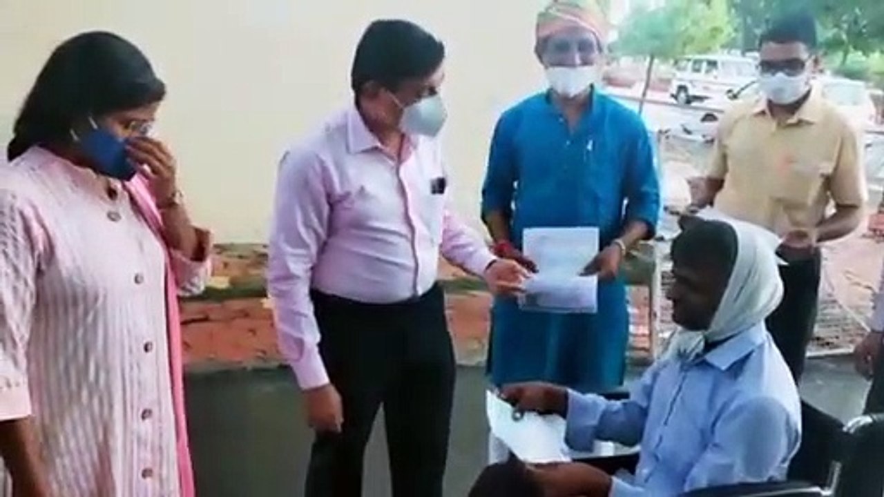 शाजापुर: कलेक्टर ने दिव्यांग को सहायता राशि और व्हीलचेयर भेंट की