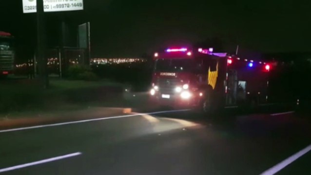 Bombeiros combatem incêndio ambiental às margens da BR-277