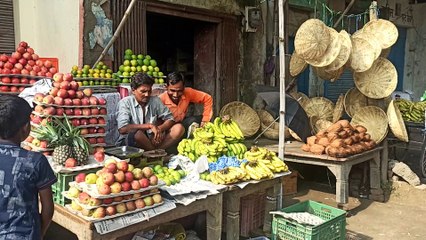 जीवित्पुत्रिका व्रत के लिए सजी फलों की दुकानें