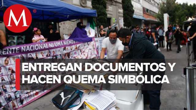 Feministas sacan expedientes de la CNDH