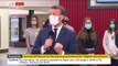 Coronavirus : L'image d'Emmanuel Macron qui  s'étouffe avec un masque hier face à des jeunes à Clermont-Ferrand fait le tour des réseaux sociaux