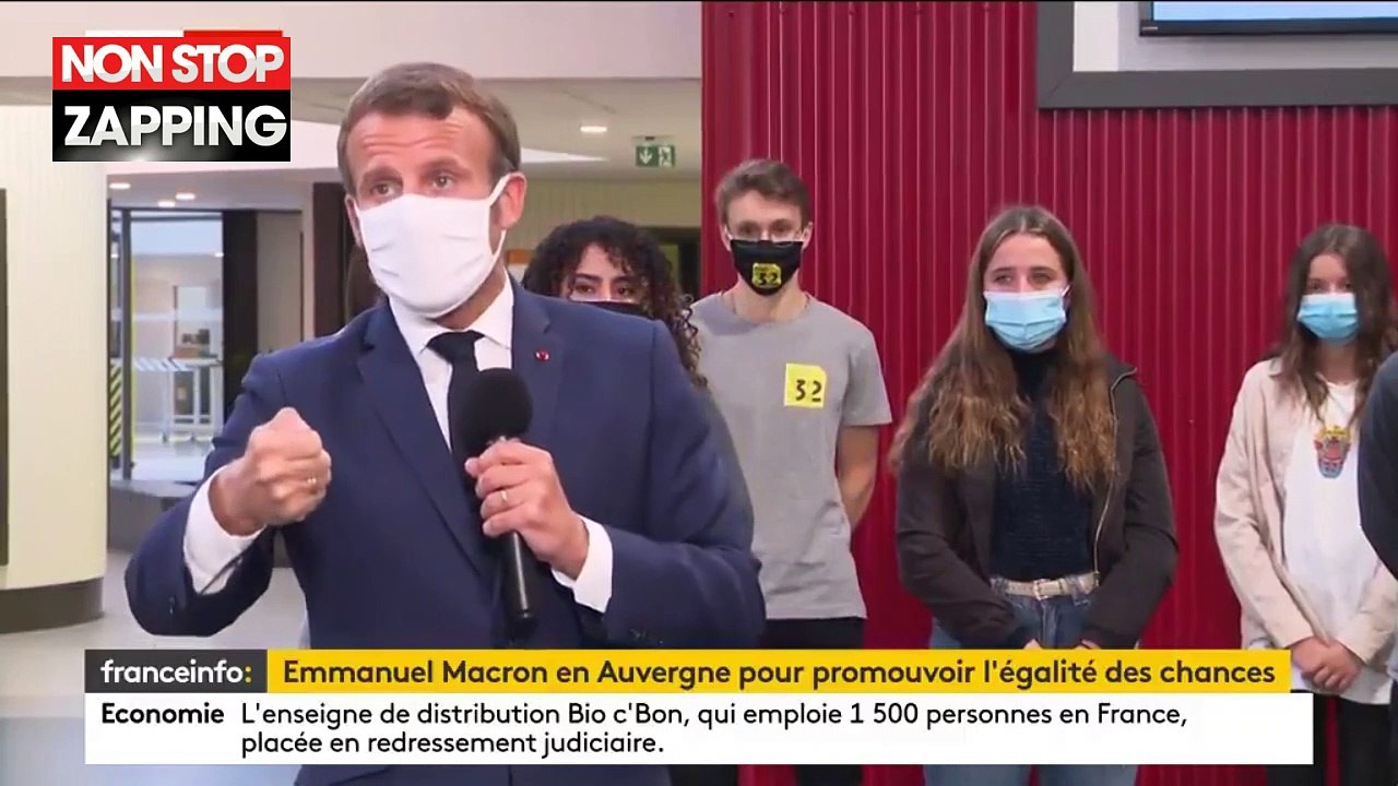Emmanuel Macron retire son masque pour tousser oubliant les gestes barrières, les internautes choqués ! (Vidéo)