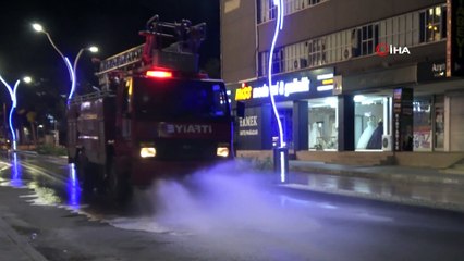 Belediye ekipleri Covid-19 önlemleri kapsamında caddeleri dezenfekte etti