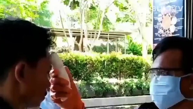 Petugas satpol PP menunjukan rumah yang sudah di tempel stiker isolasi mandiri di Wilayah Rt 014 Rw 05 Kel Duren Tiga, Jakarta.