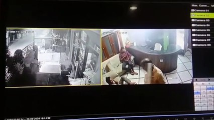 दबंग व्यापारी ने दूसरे व्यापारी को पैसे मांगने पर सीढ़ियों से फेंका