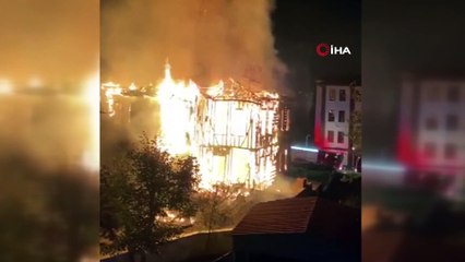 Alev alev yanan tarihi bina küle döndü