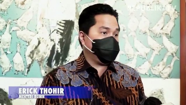 Petugas kesehatan menunjukan vaksin saat simulasi uji klinis vaksin COVID-19 di Fakultas Kedokteran Universitas Padjadjaran, Bandung, Jawa Barat.