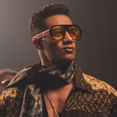 محمد رمضان يشرب كأساً من الماء المنقوع فيه قشور الذهب