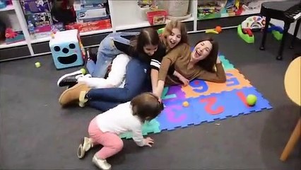 نانسي عجرم تلعب مع بناتها داخل الغرفة