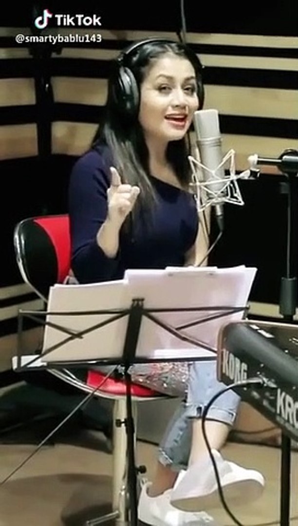 Neha kakar sing a song very beautiful voice ..