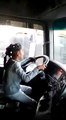 شاهد: طفلة صغيرة تقود سيارة نقل ثقيل على الطريق السريع