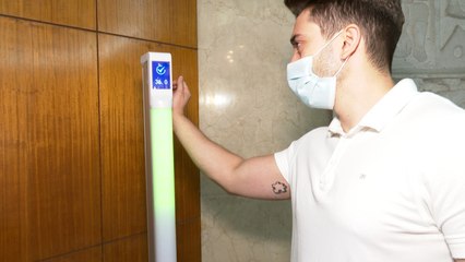 Colegio instala columna de medición de temperatura por la muñeca