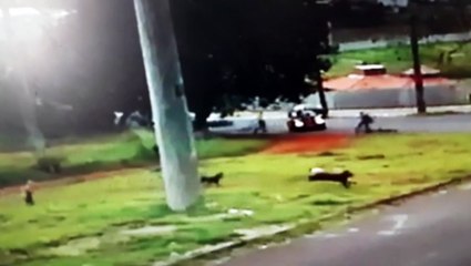 Câmera flagra colisão frontal entre carro e bicicleta