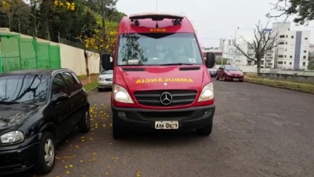 Mulher é socorrida após sofrer queda de plano elevado no CEVAVI