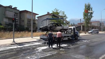Hareket halindeki otomobil alev alev böyle yandı