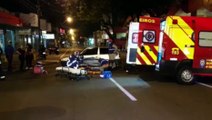Motociclista de 24 anos fica ferida em colisão com carro no Centro