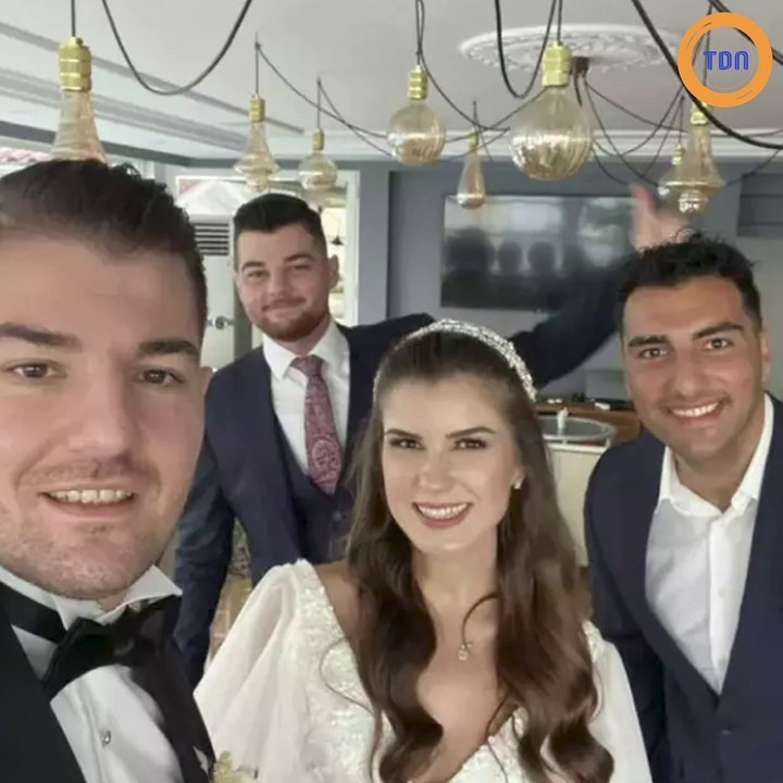 Le marié joue à un jeu vidéo le jour de son mariage
