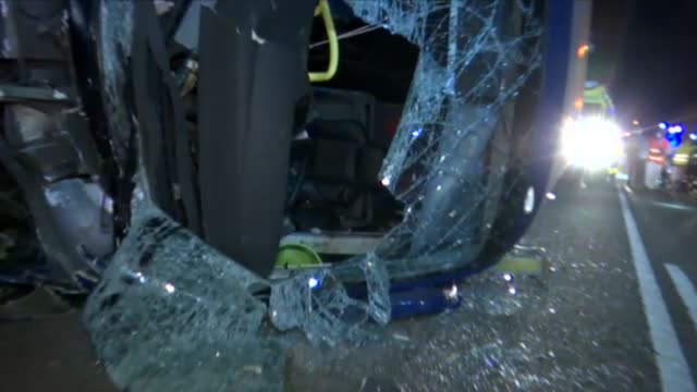 Veinte heridos al volcar un autobús que atropelló a un caballo