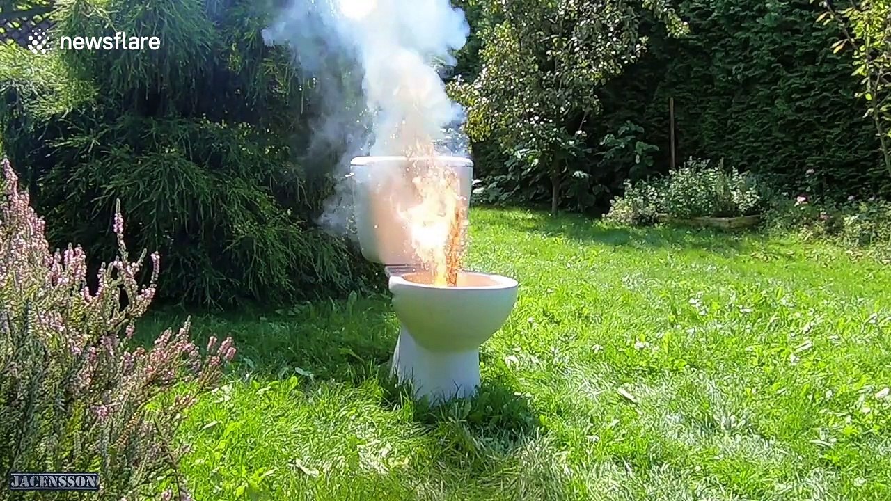 Hot 'n' Cold! Polish YouTuber tests super hot thermite and extremely cold dry ice on toilet