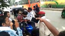 हापुड़: चेकिंग के नाम पर यातायात पुलिस की दबंगई, बाइक सवार से हाथापाई
