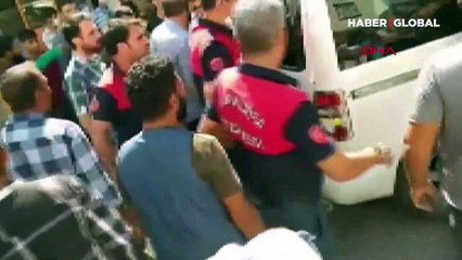 Ailesinin bıraktığı otomobilde havasız kalan küçük kızı itfaiye kurtardı