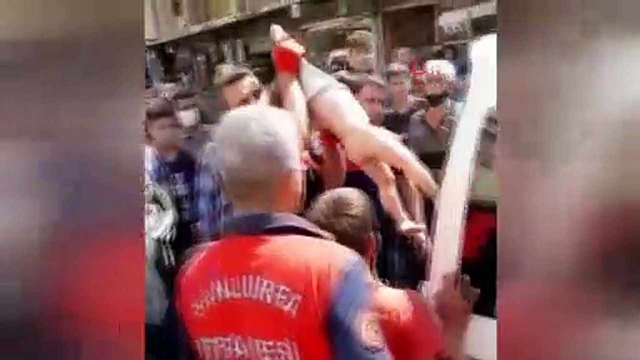 Araçta bırakılan küçük kız camlar kırılarak kurtarıldı