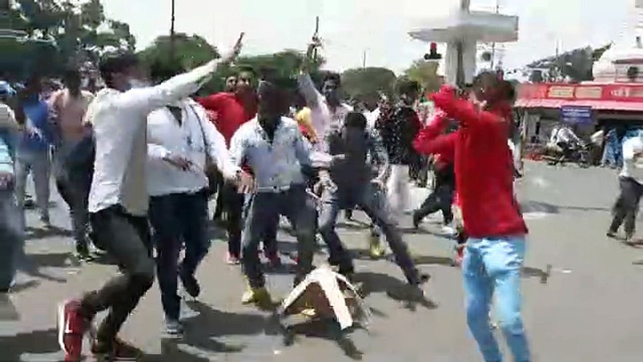 माधव कॉलेज के छात्रों ने आधा दर्जन कुर्सिया तोड़ी