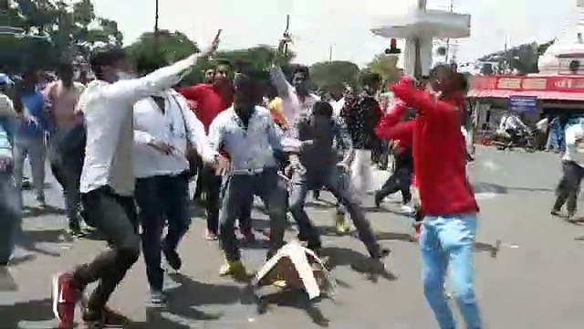 माधव कॉलेज के छात्रों ने आधा दर्जन कुर्सिया तोड़ी