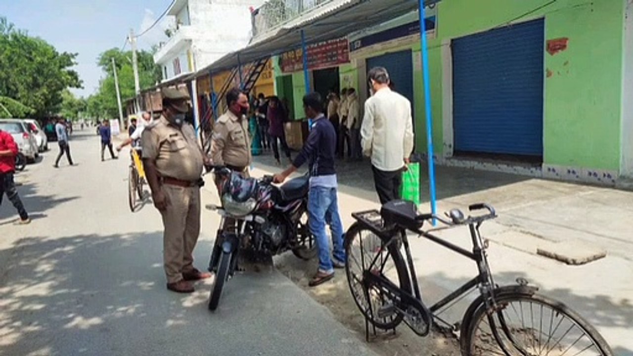 बिना मास्क के घूम रहे लोगों का पुलिस ने किया चालान