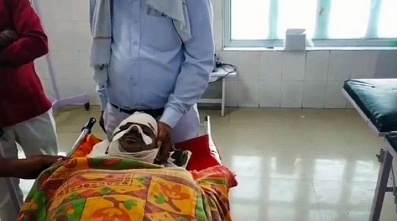 डिवाइडर से टकराकर बाइक चालक हुआ घायल