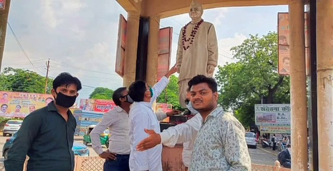 लाल बहादुर शास्त्री की प्रतिमा को देखने पहुंचे कांग्रेस जिलाध्यक्ष