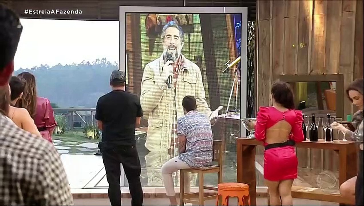 Vamos de sede reformada!  Os ex-peões Nadja Pessoa, Gretchen, Lucas Vianna, Nicole Bahls e Rafael Ilha apresentam a nova casa dos peões de A Fazenda 12