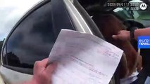 ABD'de polis aracına giren inatçı keçi belgeleri yerken yakalandı