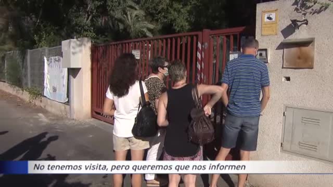 Los familiares de los usuarios de la residencia de Lliria acuden en busca de explicaciones
