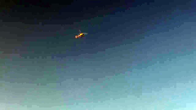 L'hélicoptère du SDIS33 survole une dernière fois la zone à Hostens (Gironde).