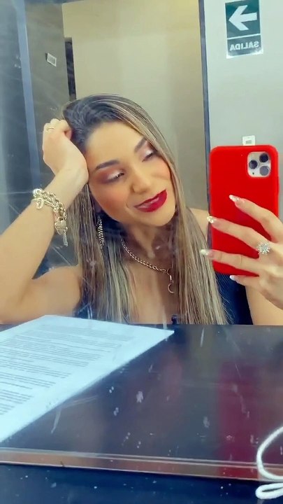 Andrea Arana modela su look del dia para la conduccion en Willax television - instagram story